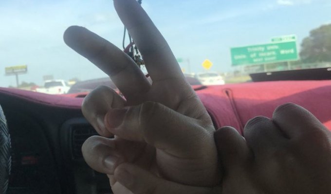 Флешмоб со сложенными 6 пальцами на руке (8 фото)