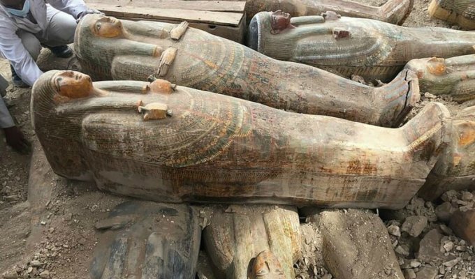 Египетские археологи нашли 20 запечатанных саркофагов (8 фото)