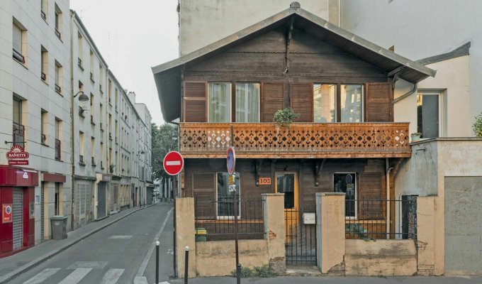 Откуда посреди Парижа взялось старое деревянное шале (8 фото)
