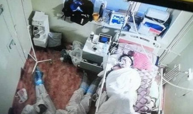 Фото дня: трое врачей из Соснового Бора уснули на полу около пациента, больного коронавирусом