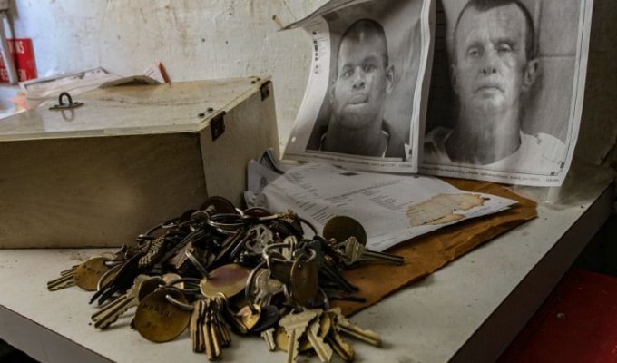 Жуткая заброшенная тюрьма, куда заключенных отправляли умирать (10 фото)
