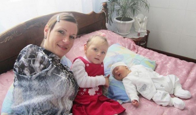 35-летняя женщина, одна и без рук воспитывает двух детей (9 фото + 1 видео)