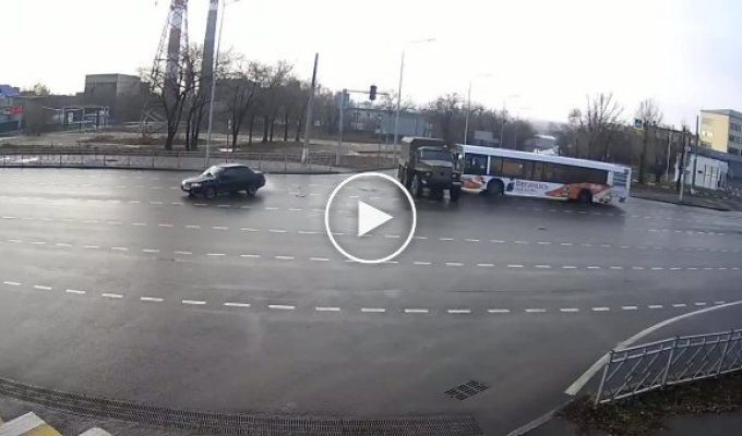 В Волгограде водитель ВАЗ врезался в грузовик «Урал», буксирующий автобус