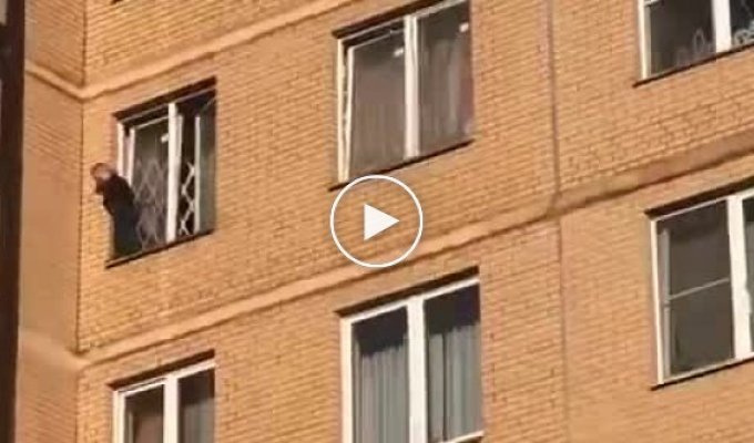 Жители Санкт-Петербурга переживали за ребенка, который играл на открытом окне
