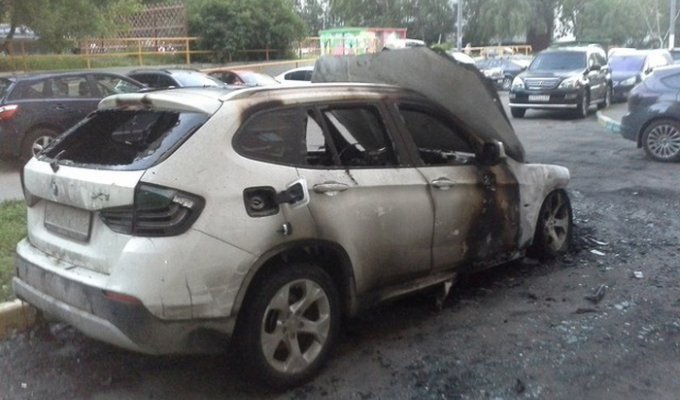 В Москве от рук неизвестных лиц сгорел кроссовер BMW X1 (4 фото)