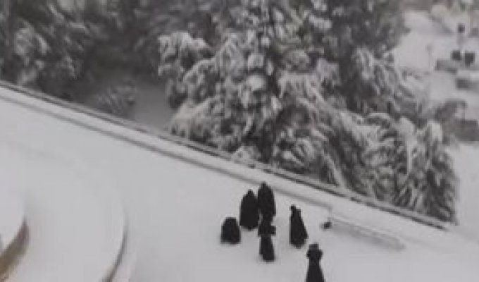 Францисканские монахи играют в снежки