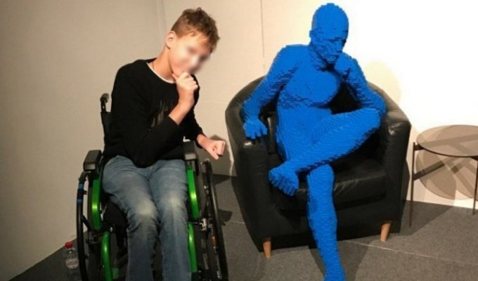 Мальчика-инвалида выгнали из кафе за неподходящее лицо (1 фото)