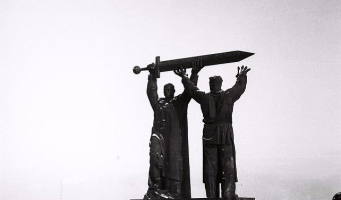 Памятник «Тыл - Фронту» в Магнитогорске 1984 год (5 фото)