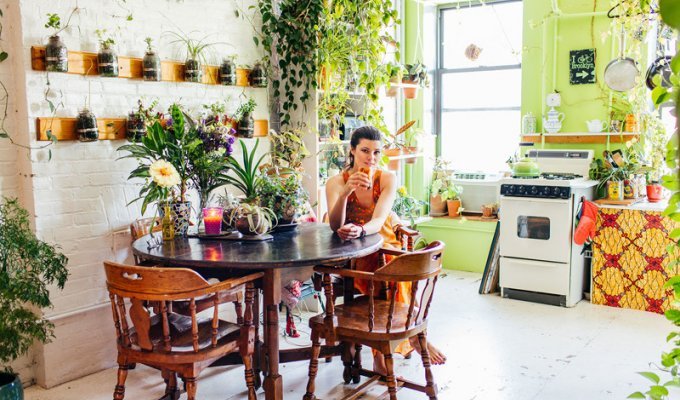 Cупермодель, выращивающая 500 растений в своей квартире (20 фото)