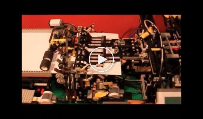 Забавный аппарат из лего для создания самолетиков из бумаги