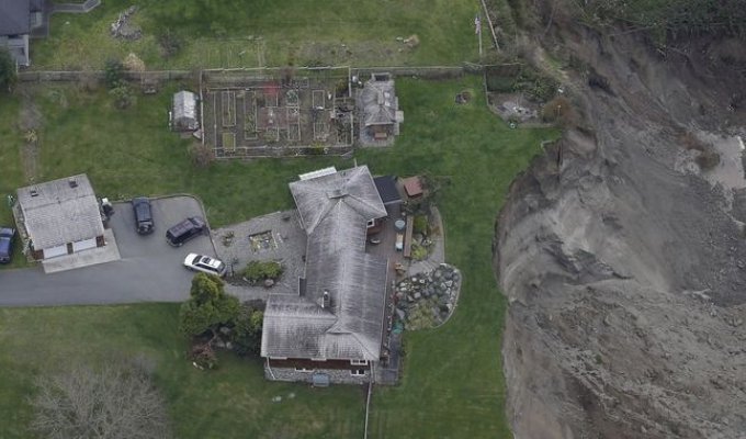 Страшнейший оползень на острове Уидби в США (11 фото)