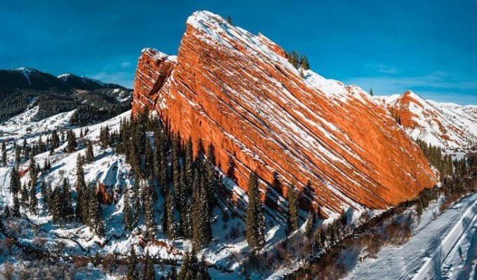 Джеты-Огуз — красные скалы посреди снега (15 фото)
