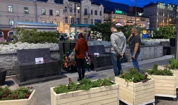 Жители Владивостока принесли траурные венки к скамейкам из гранита за 10 млн рублей (4 фото)