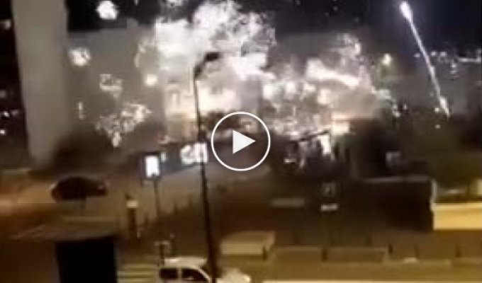 Во Франции полицейских обстреляли фейерверками