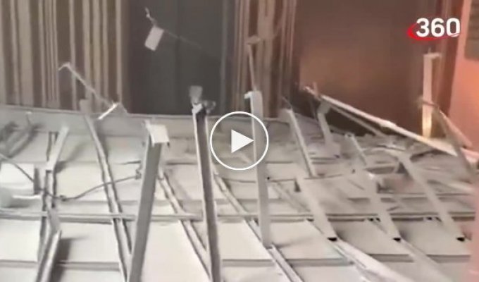 В подъезде жилого дома в Москве обвалился потолок