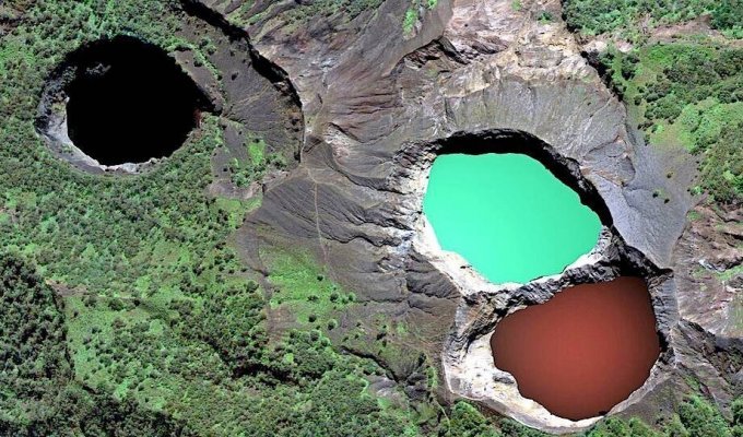 Ярче радуги. Разноцветные озера вулкана Келимуту (7 фото)