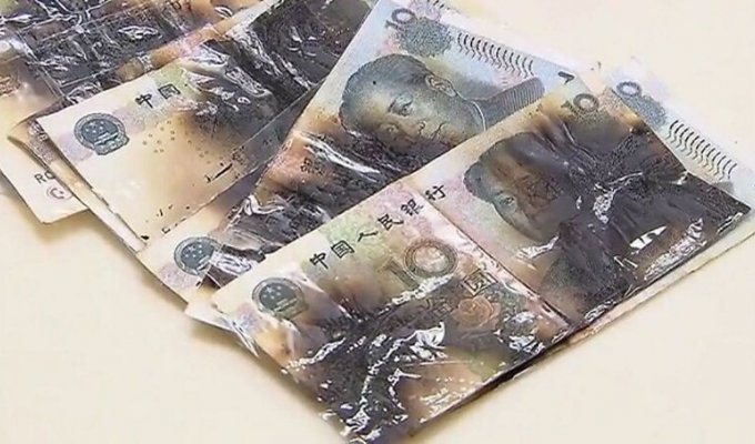 Женщина в Китае пыталась продезинфицировать банкноты в микроволновке (4 фото)