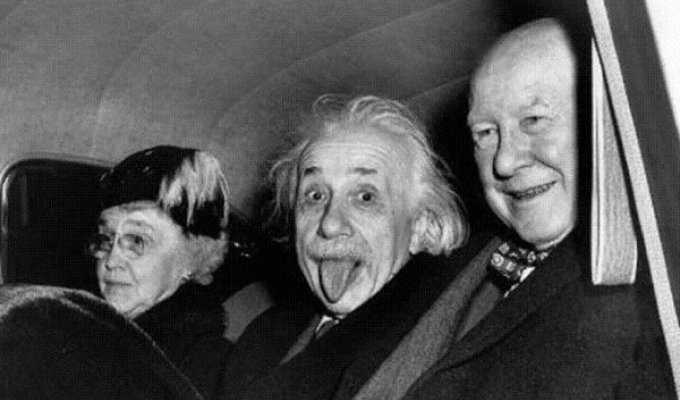 Что скрывается за знаменитой фотографией Альберта Эйнштейна с высунутым языком (2 фото)