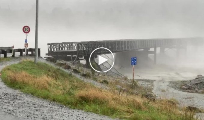 Бушующая река обрушила и смыла мост в Новой Зеландии