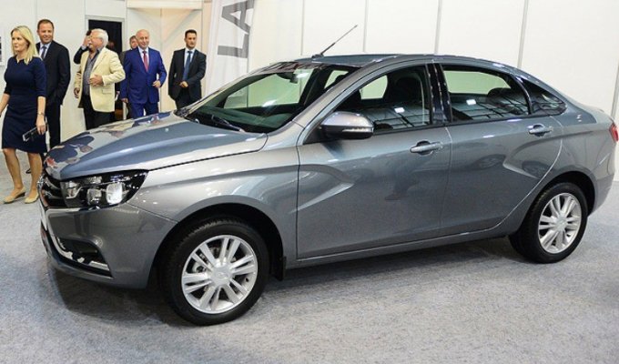 «Автоваз» назвал цену Lada Vesta (9 фото)