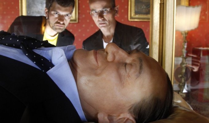 Инсталляция “Итальянская мечта” – Берлускони в стеклянном гробу (5 фото)