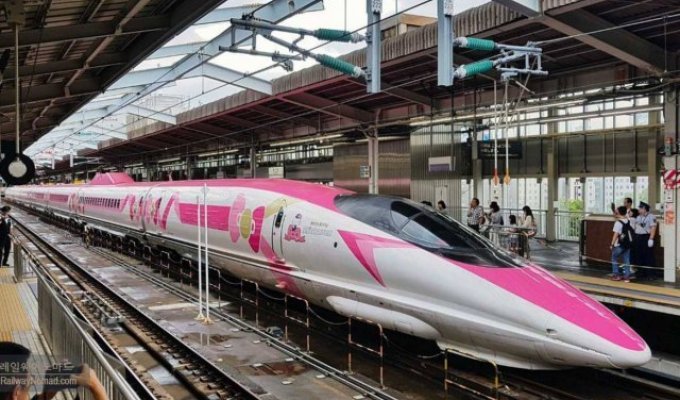 Высокоскоростной японский поезд Shinkansen от Hello Kitty (5 фото)