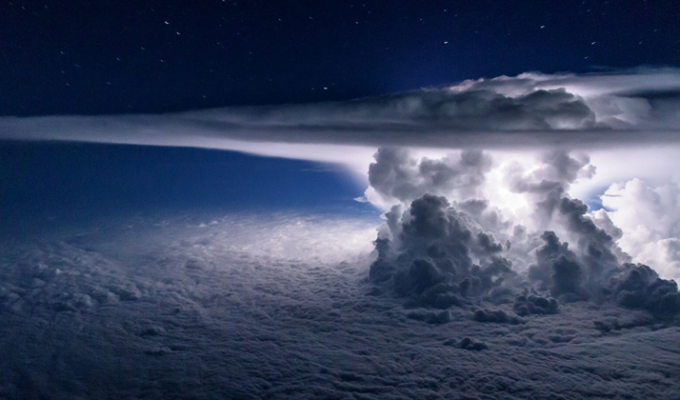 Удар природы: так выглядит гроза на высоте 10 тысяч метров! (2 фото)