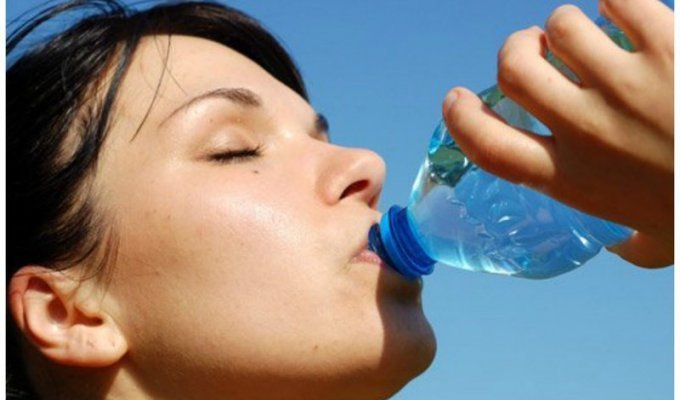 В бутылках с питьевой водой обнаружены частицы пластика (2 фото)