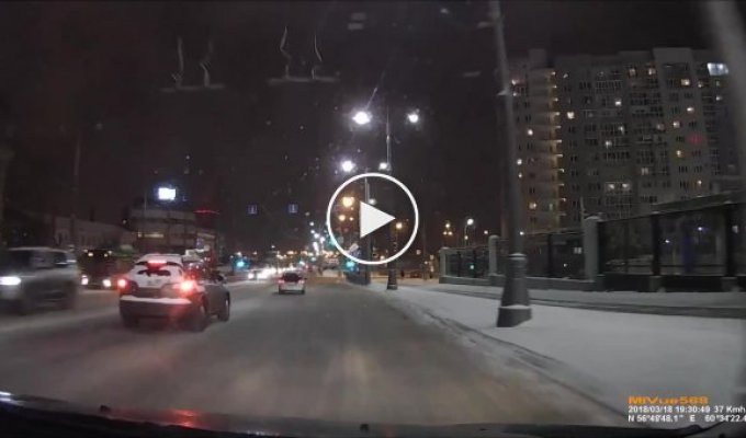 В Екатеринбурге Hyundai Porter протаранил две легковушки