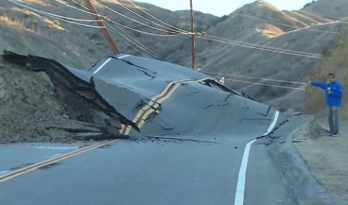 В районе разлома Сан-Андреас спонтанный оползень разрушил дорогу (5 фото)