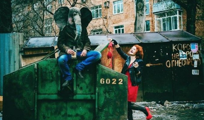 «Пьяный хобот»: человек в маске слона фотографируется в грустных местах России (13 фото)