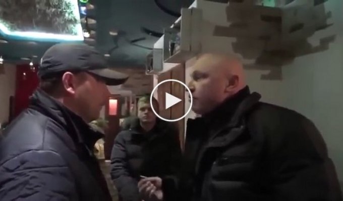 Один из активистов пытается доказать, что полицейские кушают бесплатно в ресторанах на шантаже