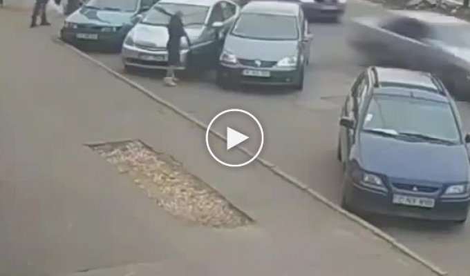 Автоледи выезжает с парковки