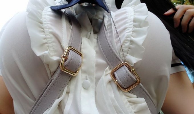 Японская косплеерша придумала самый правильный способ ношения рюкзака для девушек (9 фото)
