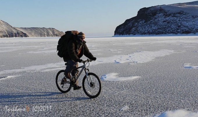 Фотоотчет о поездке по льду Байкала на велосипедах (34 фото)