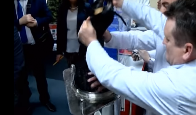 Рогозин с силой публично топил таксу, пока её лёгкие не заполнила жидкость (5 фото + 1 видео)