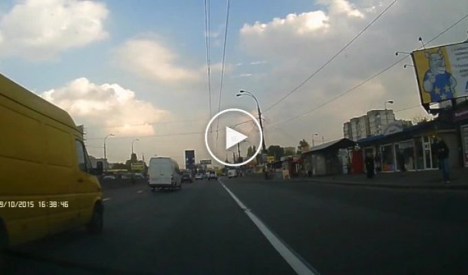 Пьяный водитель на Шевроле влетел в троллейбус. Киев