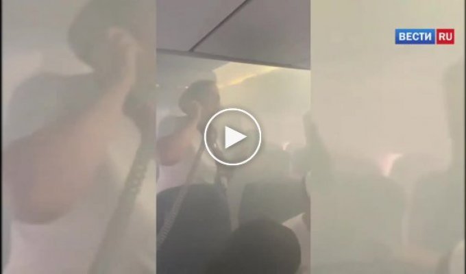 В Испании аварийно приземлился самолёт с молочным туманом внутри