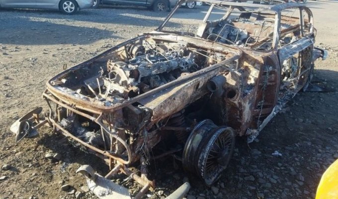 Огненная распродажа: сгоревшие дотла Aston Martin и Porsche выставили на аукцион (17 фото)