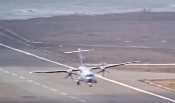 Пугающий момент: пассажирский самолёт неконтролируемо подпрыгивает при посадке (5 фото + 2 видео)