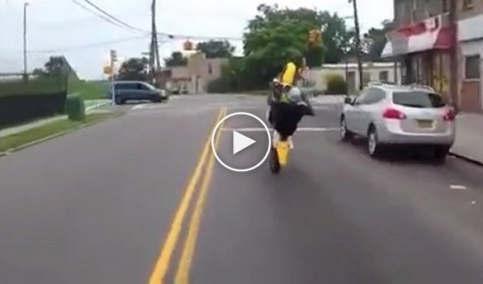 Сумасшедший на мотоцикле, выделывает трюки в плотном трафике