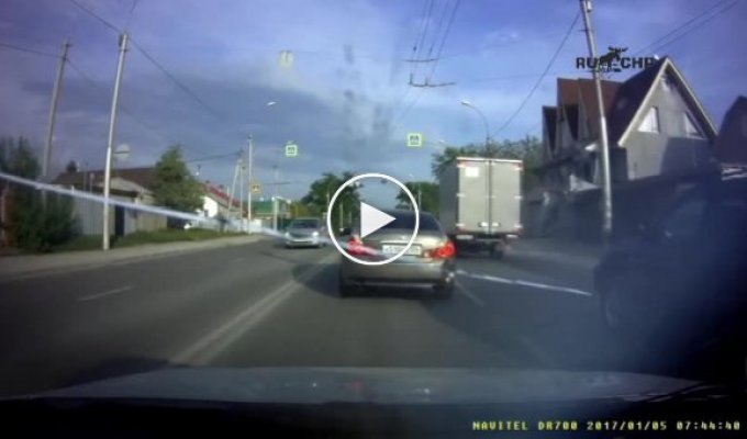 Неудачный поворот в исполнении водителя из Новосибирска