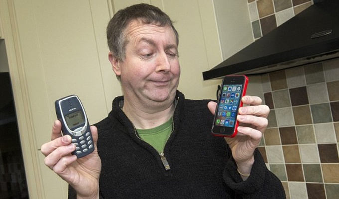 Самый живучий мобильник в Британии: бывший военный уже 17 лет использует телефон Nokia (6 фото)