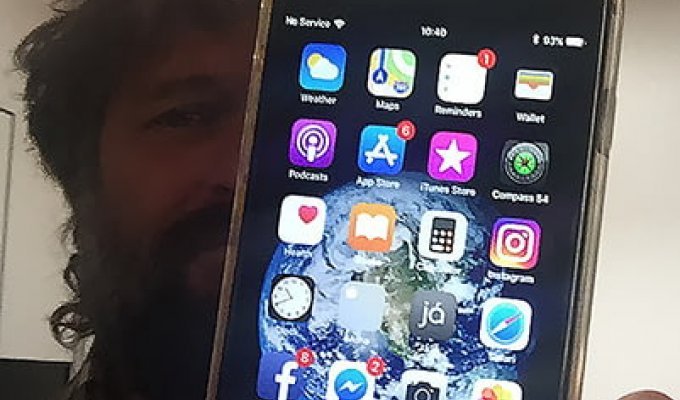 Фотограф выронил iPhone из самолета. Через год телефон нашли в рабочем состоянии