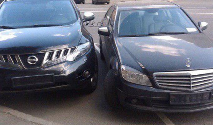 Особенности парковки по-московски (2 фото)