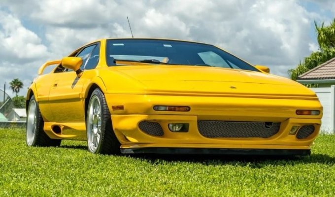 Жёлтый Lotus Esprit V8 Last Edition 2003 года продали за внушительную сумму (28 фото)