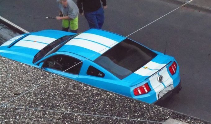 В Швейцарии водитель Ford Mustang с российскими номерами погиб в перестрелке с копами (13 фото)