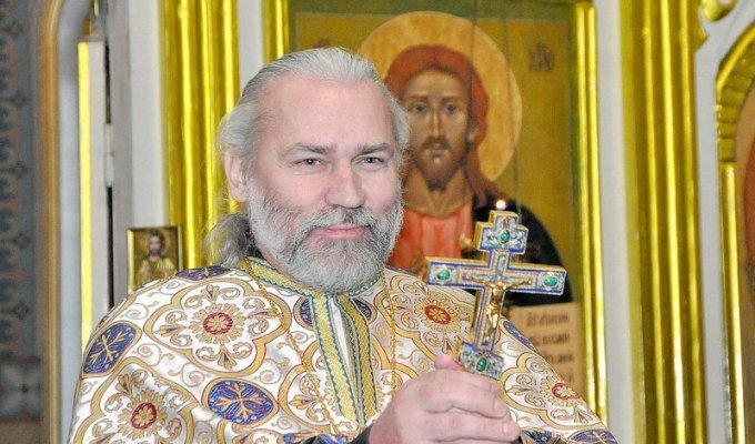 Уральского священника с 70 приемными детьми обвинили в изнасилованиях несовершеннолетних (3 фото + 1 видео)