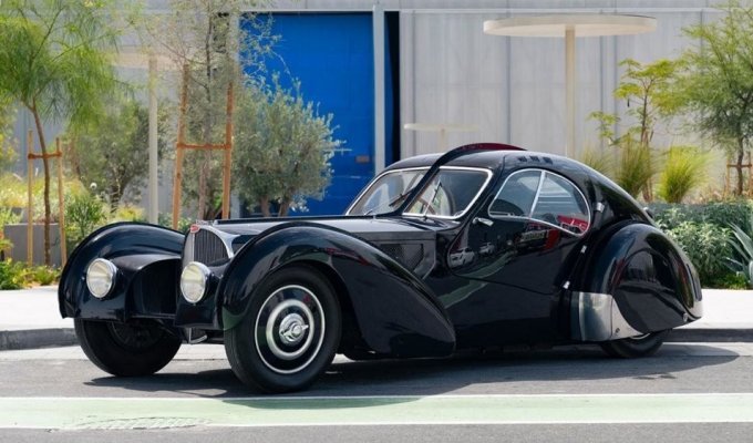 С молотка уйдёт детальная копия бесследно исчезнувшей модели Bugatti Type 57 SC Atlantic (28 фото)