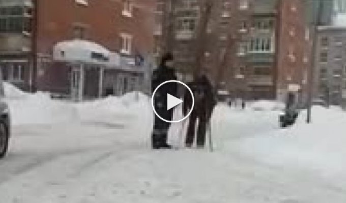 В Казани инспектор на руках перенес инвалида через дорогу